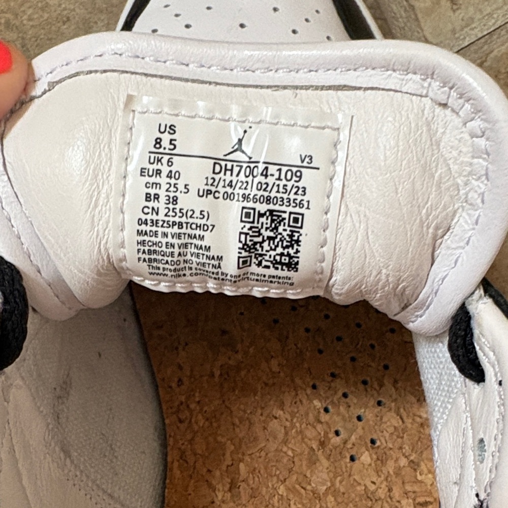 Women’s Nike Black and White Sneakers - Picture 4 of 5